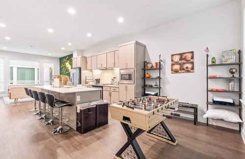 Old East Dallas House | Unique Game House with Rooftop Terrace & Spa Amenities