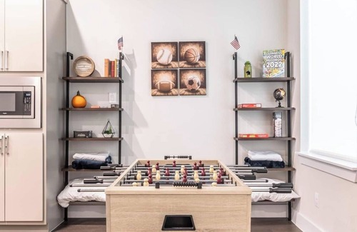 Old East Dallas House | Unique Game House with Rooftop Terrace & Spa Amenities