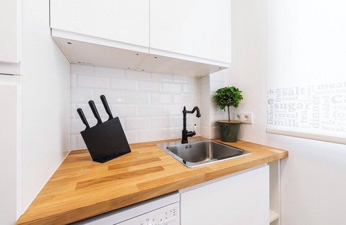 Jeronimos Apartment | Top-Rated Apartment Steps from Cristal Palace, Atocha