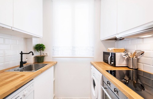 Jeronimos Apartment | Top-Rated Apartment Steps from Cristal Palace, Atocha