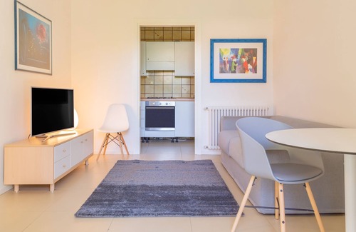 San Benedetto di Lugana Apartment | Stylish Oceanfront Apartment with Pool - Baseventuno 1