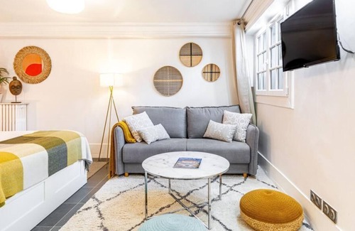 Meudon Apartment | Modern Apartment with Garden, Steps from the Eiffel Tower