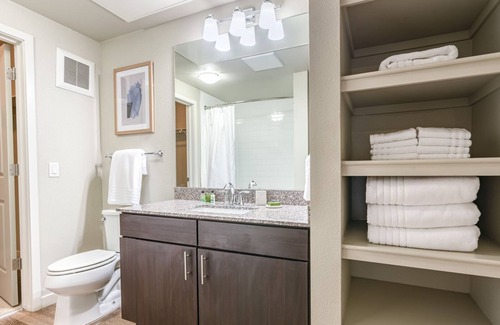 Highlands Ranch Apartment | Stylish Apartment with Kitchen in Prime City Location