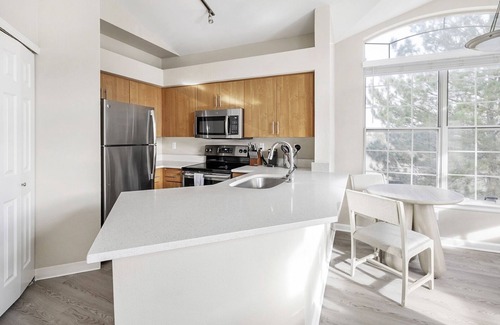 Westridge Apartment | Modern Apartment with Kitchen in Prime Location