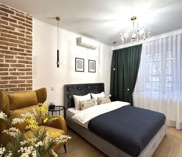 Lviv City Center Apartment | Family-Friendly 3 Bedroom Apartment on Franka with Top Ratings