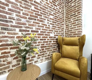 Lviv City Center Apartment | Family-Friendly 3 Bedroom Apartment on Franka with Top Ratings