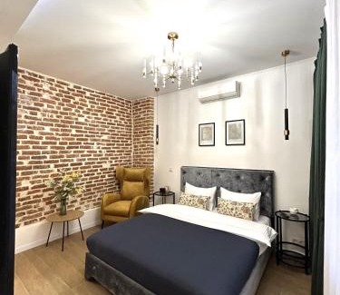 Lviv City Center Apartment | Family-Friendly 3 Bedroom Apartment on Franka with Top Ratings