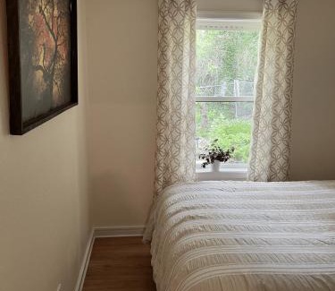 Des Moines Apartment | Modern Apartment 15 min from Sea-Tac Airport & near Des Moines Marina