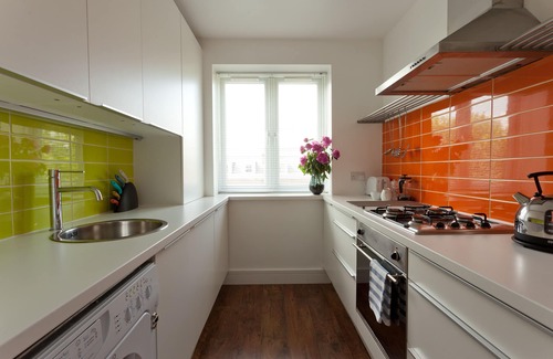 Queen's Park Apartment | Stylish Apartment Steps from Oxford St with Spa & Kitchen