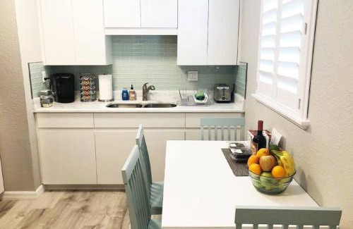 Solana Apartment | Modern Apartment for Families - Highly Rated 9.2/10 Stay