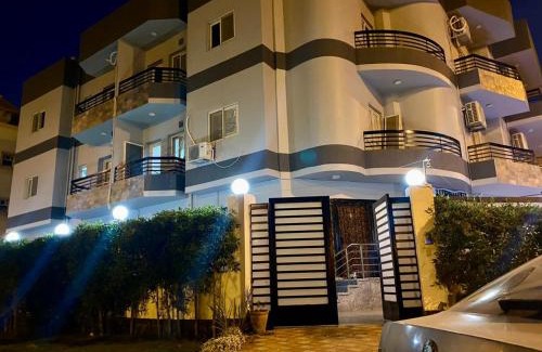 Sheikh Zayed City Apartment | Stylish 3-Room Apartment in Sheikh Zayed - Rated 10/10