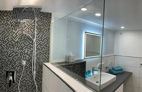 Putzchen/Bechlinghoven Apartment | Ideal Business Apartment Near Bonn's Key Destinations