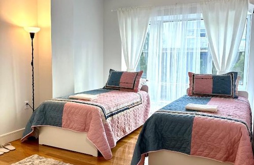 Gravesend House | Modern Apartment Near Train Station, Family-Friendly Stay