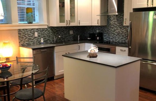 Kitsilano Apartment | Modern Retreat in Beautiful Kitsilano with Family-Friendly Perks