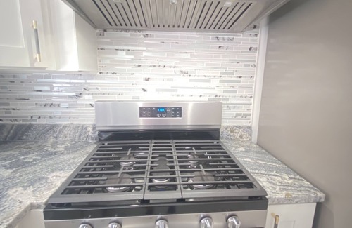 Forestview Apartment | Top-Rated Modern Apartment in Berwyn with Spa & Breakfast