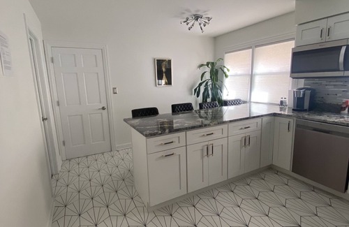 Forestview Apartment | Top-Rated Modern Apartment in Berwyn with Spa & Breakfast