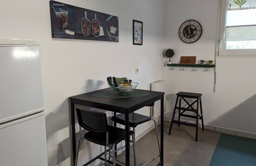 Orleans Apartment | Guest Rated 10/10: Gite Orléans with Spa & Family Amenities