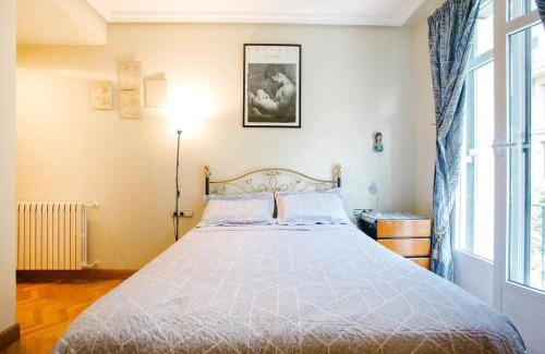 San Sebastian Centro Apartment | Modern Donostia Apartment with Jacuzzi & Child-Friendly Amenities