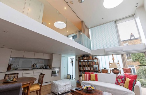 Town Apartment | Artistic Fulham Studio Near the River Thames with Breakfast