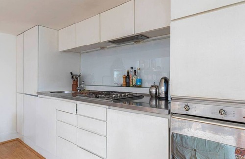 Town Apartment | Artistic Fulham Studio Near the River Thames with Breakfast
