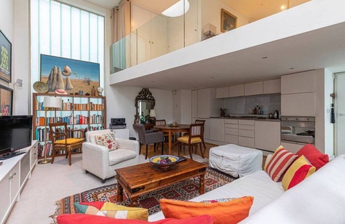 Town Apartment | Artistic Fulham Studio Near the River Thames with Breakfast