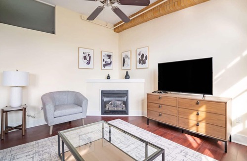 Tremont Apartment | Modern Apartment with Kitchen in Ideal Location