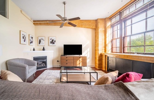 Tremont Apartment | Modern Apartment with Kitchen in Ideal Location