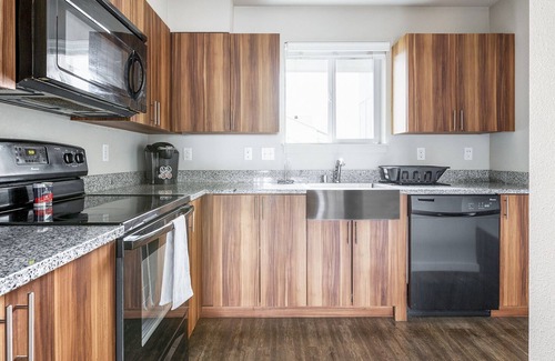 Vancouver Apartment | Modern Apartment with Child-Friendly Amenities in Prime Location