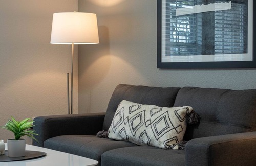 Falconhead Apartment | Modern Apartment in Prime Location (ID2642X97)