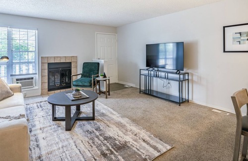 Longmont Apartment | Modern Apartment in Prime Location (ID7359X59)