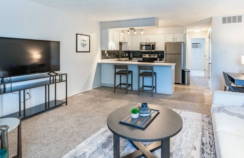 Longmont Apartment | Modern Apartment in Prime Location (ID7359X59)