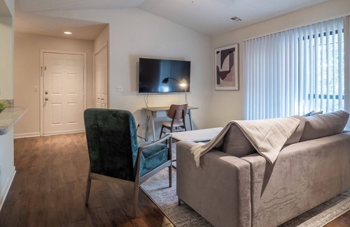 Richmond Apartment | Modern Apartment in Prime Location (ID6628X58)