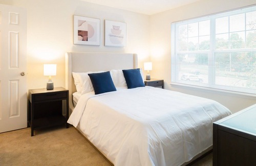 Richmond Apartment | Modern Apartment in Prime Location (ID4807X88)