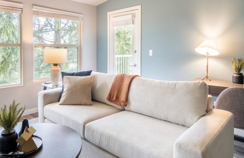 Everett Apartment | Stylish Apartment with Kitchen in Prime Location