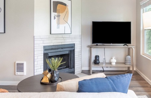 Everett Apartment | Stylish Apartment with Kitchen in Prime Location