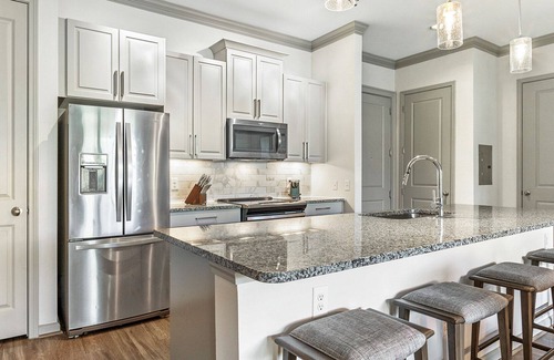 Garland Apartment | Modern Apartment in Prime Location - Family-Friendly Retreat