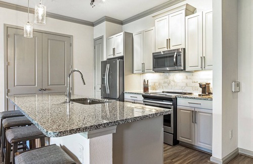 Garland Apartment | Modern Apartment in Prime Location - Family-Friendly Retreat