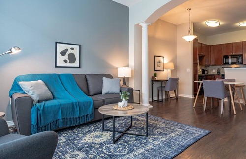 Barker Apartment | Modern Apartment in Prime Location (ID3889X09)