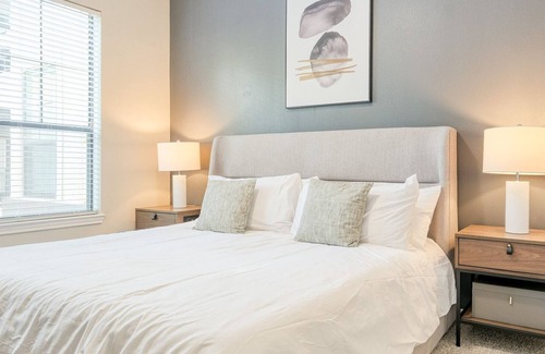 Barker Apartment | Modern Apartment in Prime Location (ID8120X43)