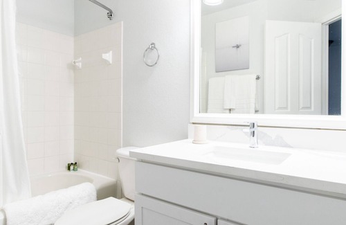 Baldwin Park Apartment | Contemporary Apartment in Prime Location with Family Amenities