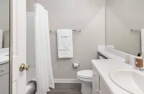 Pearl River Apartment | Contemporary Apartment with Family-Friendly Amenities