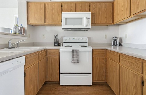 Greenwich Apartment | Modern Apartment with Kitchen in Prime Location