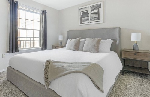 Greenwich Apartment | Modern Apartment with Kitchen in Prime Location