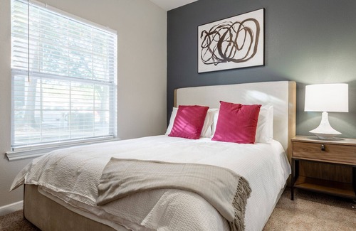 Sweetbriar Apartment | Modern Apartment with Kitchen in Central Location