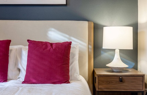 Sweetbriar Apartment | Modern Apartment with Kitchen in Central Location