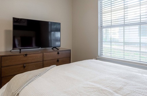Sweetbriar Apartment | Modern Apartment with Kitchen in Central Location