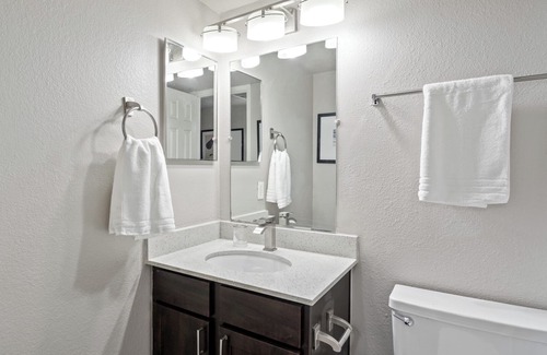 Cityplace Apartment | Modern Apartment with Kitchen in Prime Location