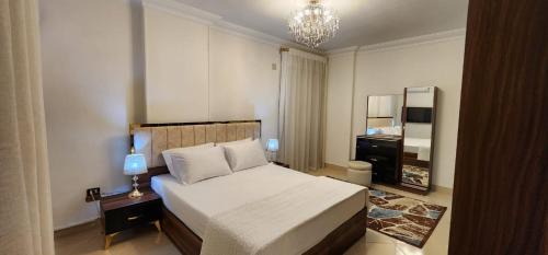 Heliopolis Apartment | Stylish Apartment Near Cairo Airport with Pool Access