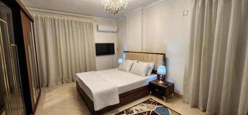 Heliopolis Apartment | Stylish Apartment Near Cairo Airport with Pool Access