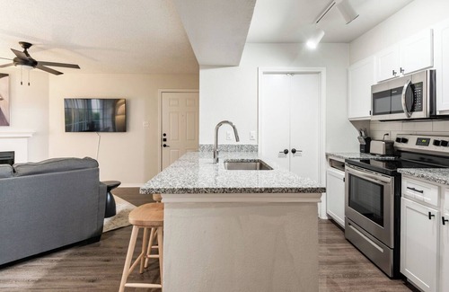 Fort Worth Apartment | Stylish Apartment with Kitchen in Prime Location